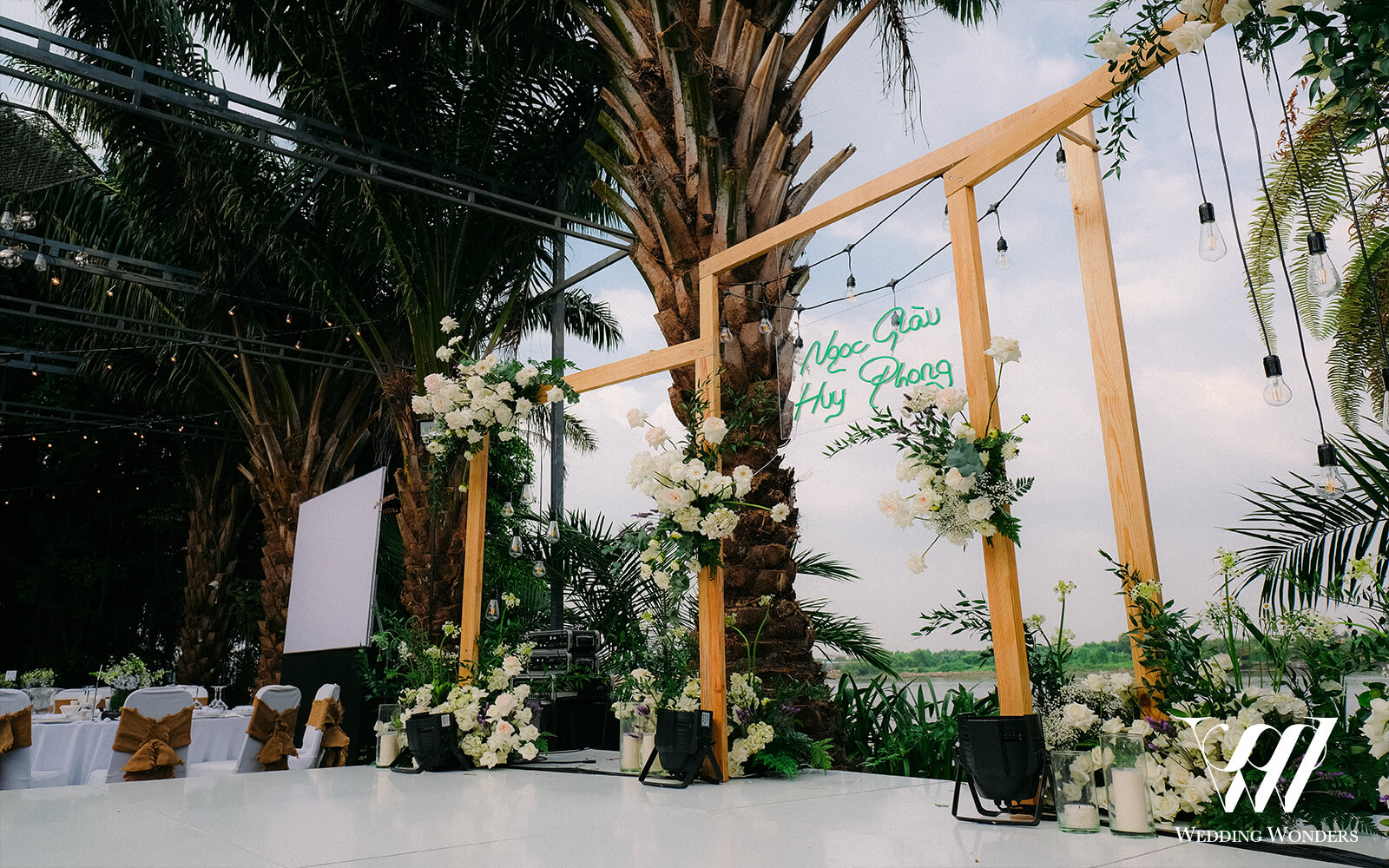 Sân khấu tiệc cưới Giàu-Phong-Wedding Wonders Việt Nam