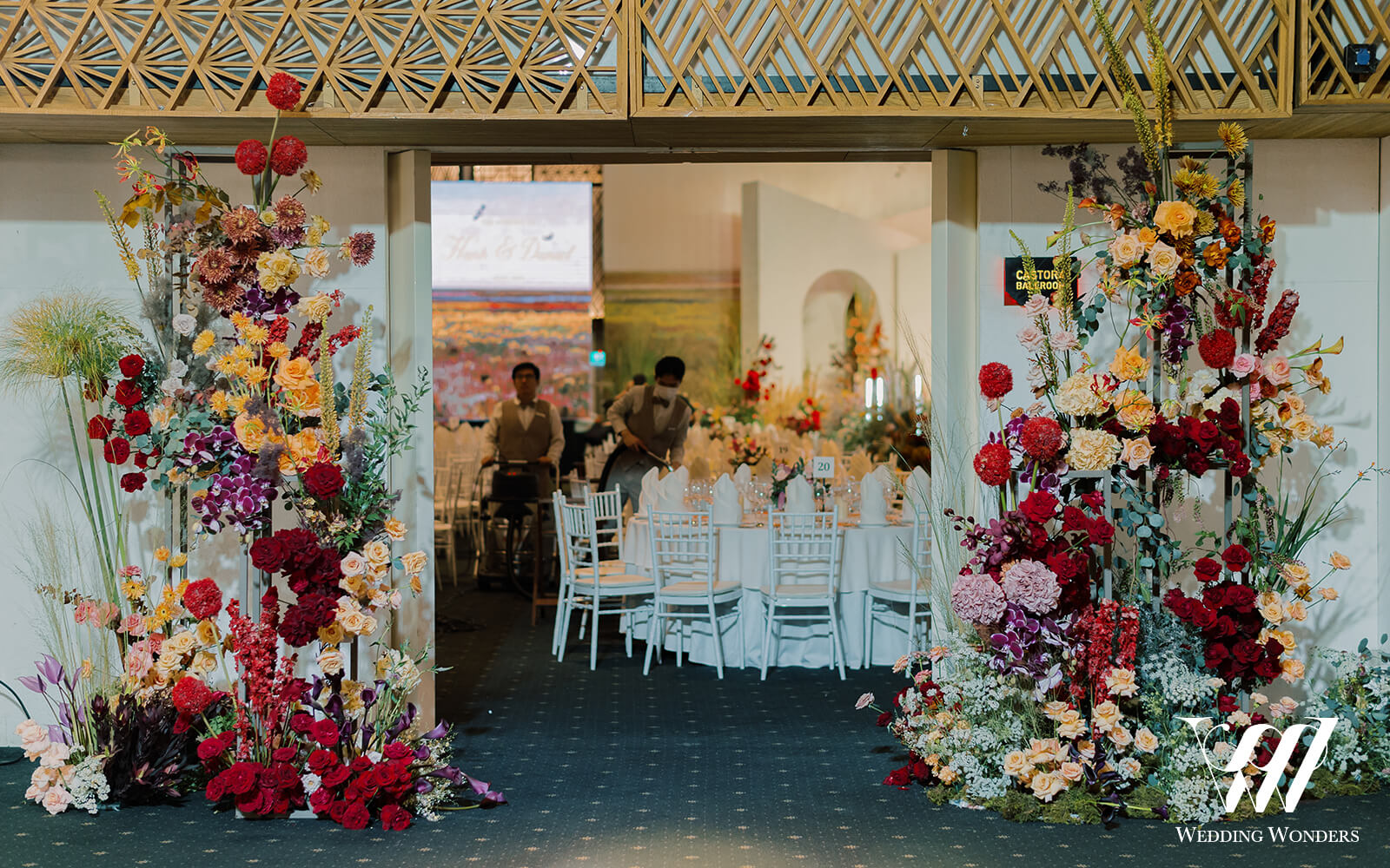Cổng-hoa-tiệc-cưới-Hanh & Dienel-gem-center-Decor-by-Wedding-Wonders-Viet-Nam