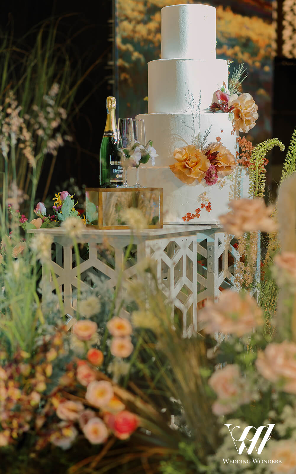 trang-tri-bánh-kem-tiệc-cưới-Hanh & Dienel-gem-center-Decor-by-Wedding-Wonders-Viet-Nam-1