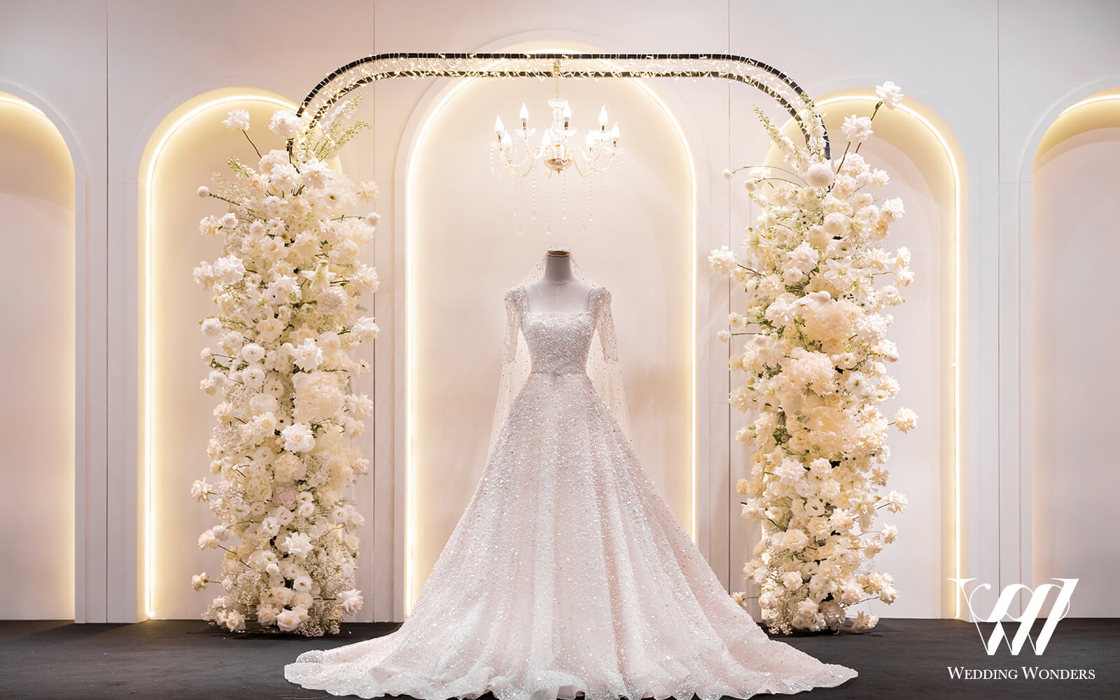 Sân khấu tiệc cưới Ji & Lee tại Sofitel by Wedding Wonders Việt Nam